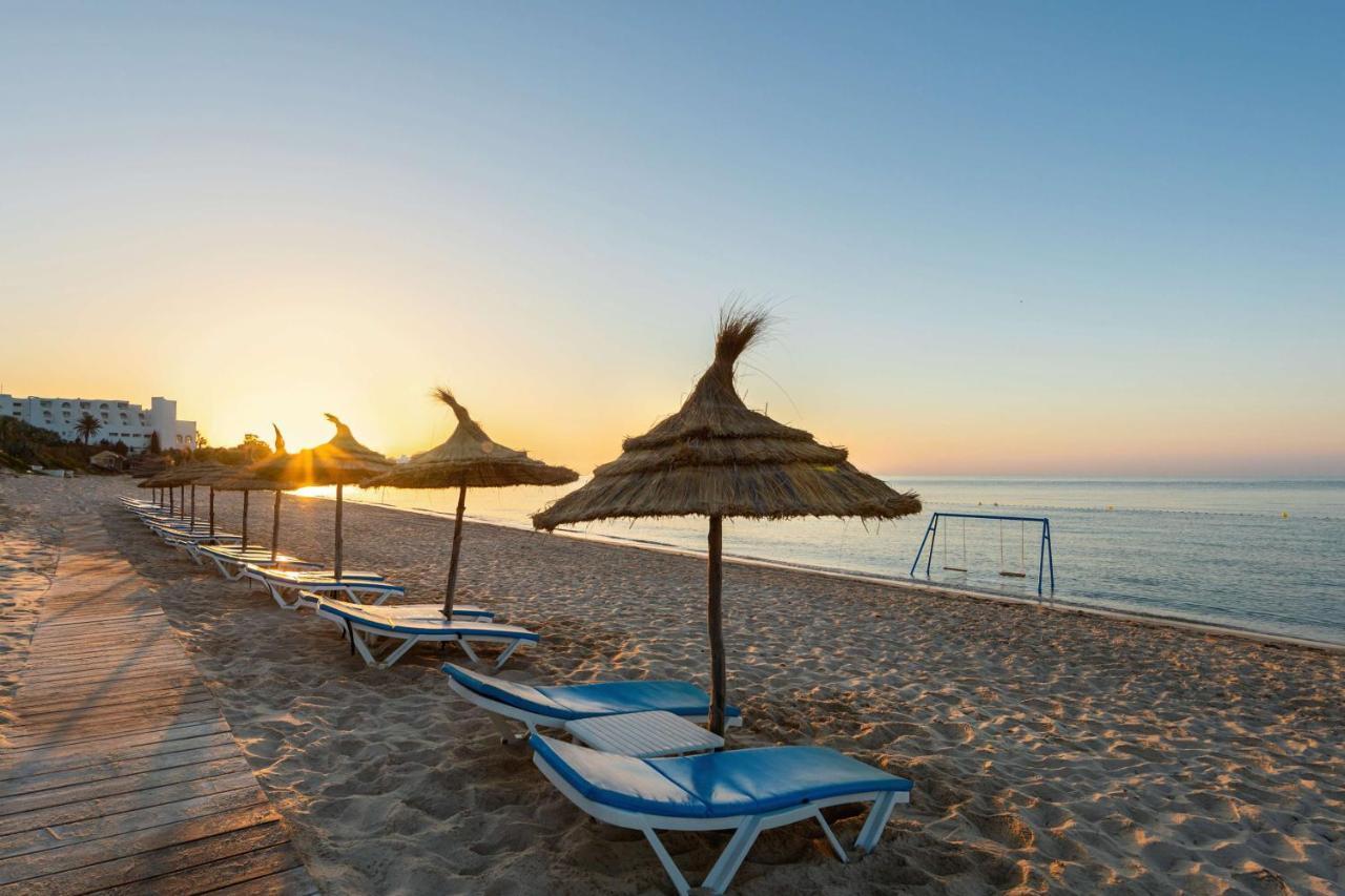 Radisson Blu Resort & Thalasso Hammamet Exteriör bild Sunset at the beach of Portals Nous