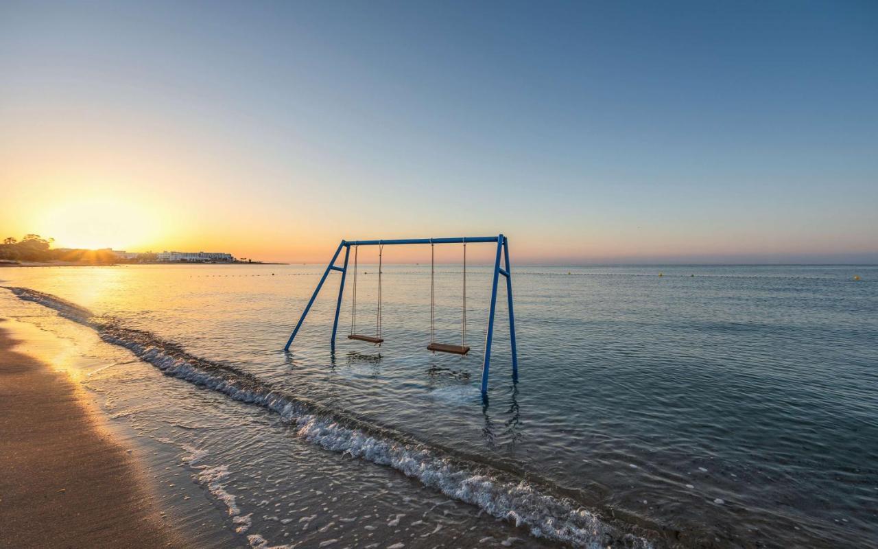 Radisson Blu Resort & Thalasso Hammamet Exteriör bild Sunset at the beach