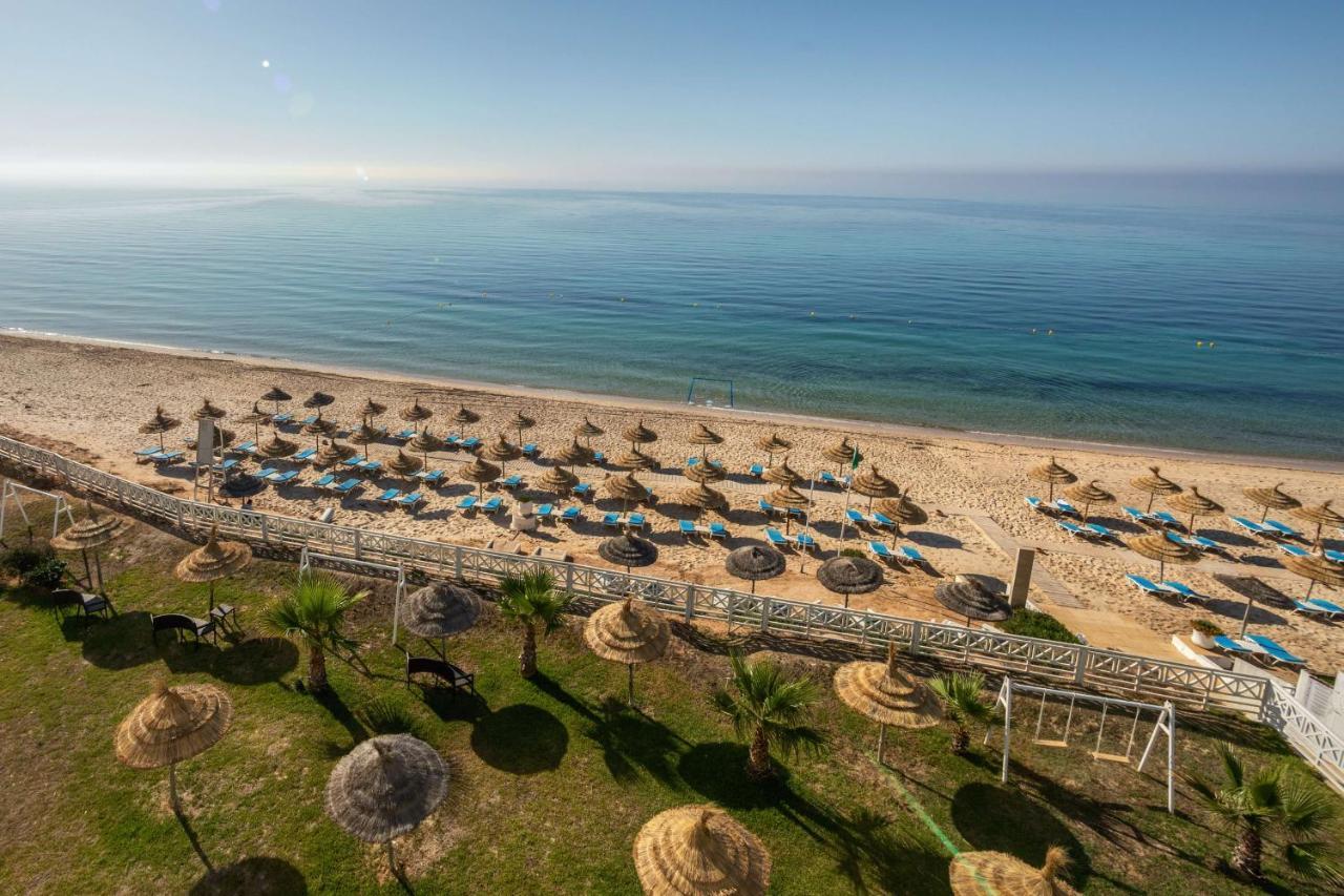 Radisson Blu Resort & Thalasso Hammamet Exteriör bild The beach of the resort