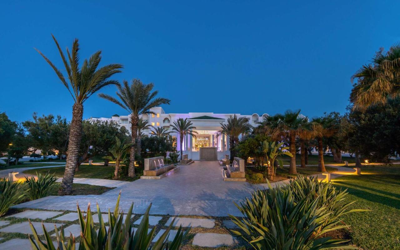 Radisson Blu Resort & Thalasso Hammamet Exteriör bild The hotel at night