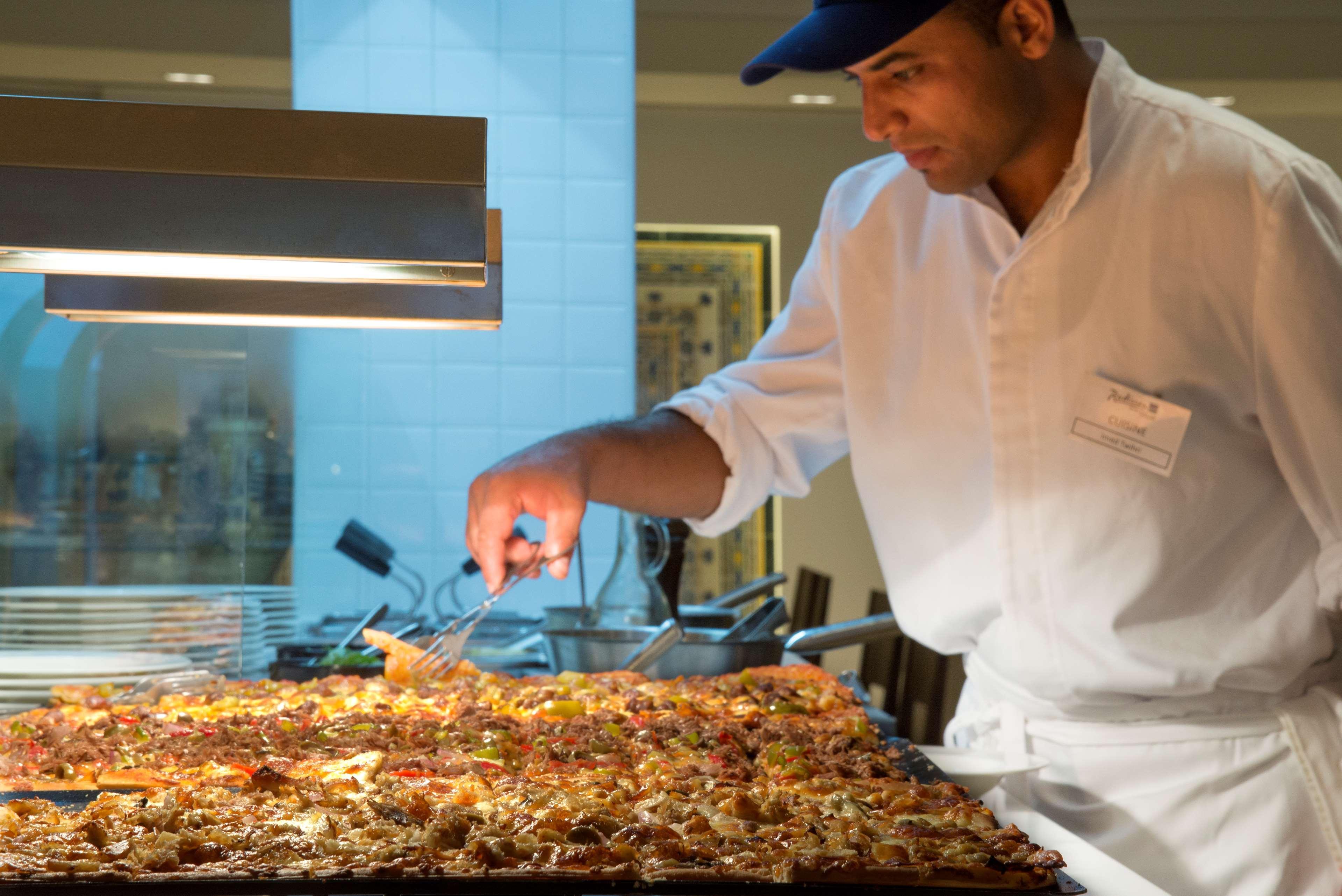 Radisson Blu Resort & Thalasso Hammamet Exteriör bild A chef preparing food at a buffet