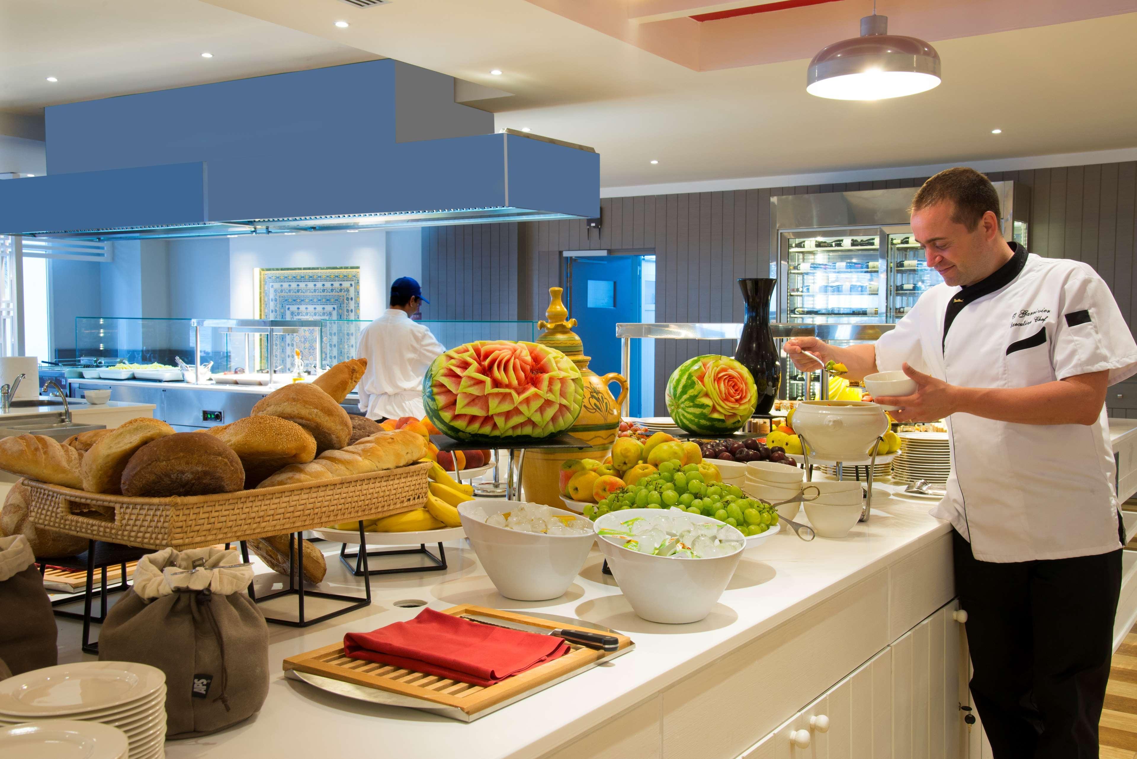 Radisson Blu Resort & Thalasso Hammamet Exteriör bild A buffet at a hotel