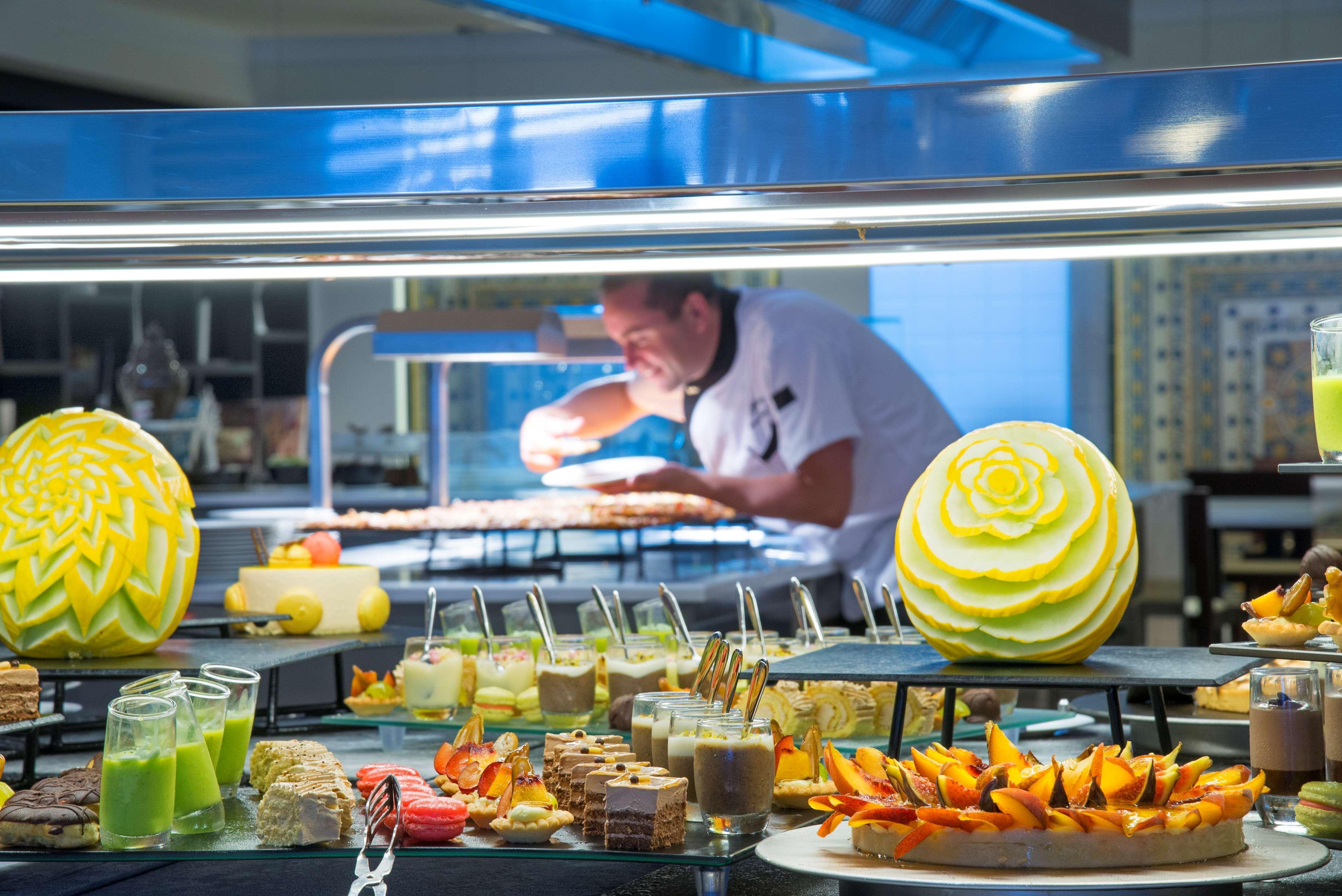 Radisson Blu Resort & Thalasso Hammamet Exteriör bild A buffet at a hotel