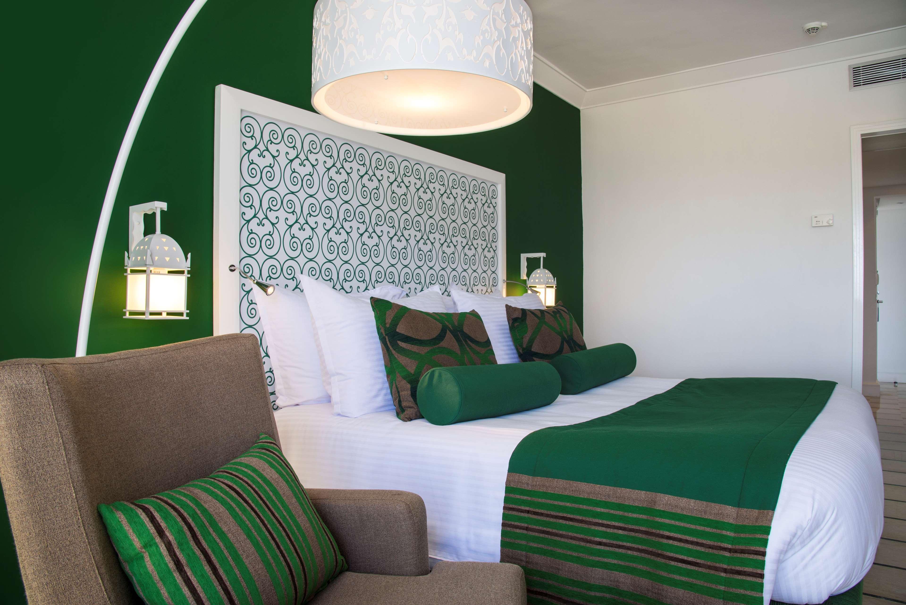 Radisson Blu Resort & Thalasso Hammamet Exteriör bild A bedroom at the hotel